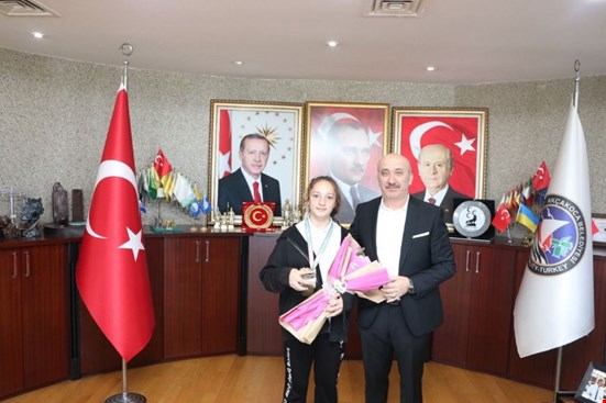 ŞAMPİYON YAREN BAŞKAN VEKİLİNİ ZİYARET ETTİ