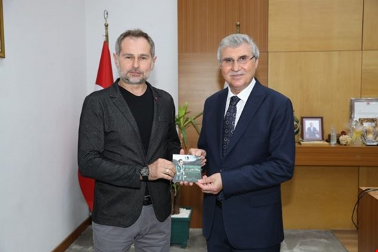 Başkana albümünü takdim etti