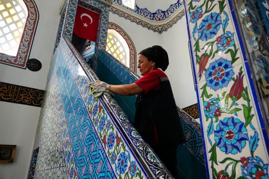 BELEDİYE "SEÇİM-GEÇİM DEMİYOR" CAMİLERİ TEMİZLİYOR