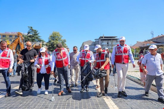 DÜZCE BELEDİYESİ “Şehrimi seviyorum, yere çöp atmıyorum” DEDİ TEMİZLİK KAMPANYASI BAŞLATTI