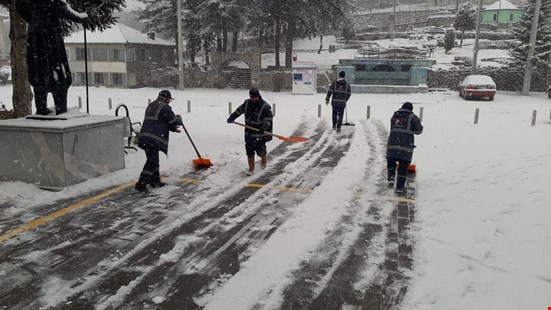 DÜZCE BELEDİYESİ "KARLA" AMANSIZ MÜCADELE EDİYOR