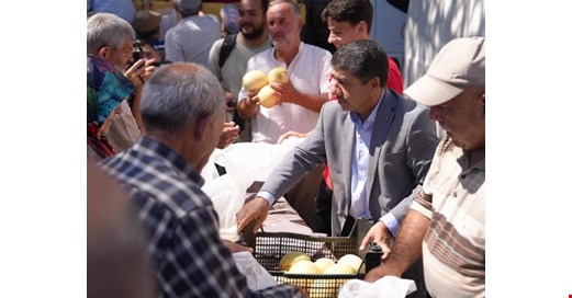 DÜZCE KAVUNU BEDAVA OLUNCA “HAVADA KAPIŞILDI”