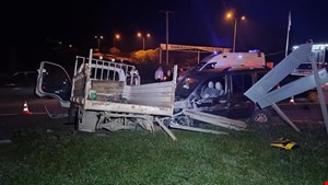 KAMYONET İLE PANELVAN ÇARPIŞTI, 3 KİŞİ YARALI 