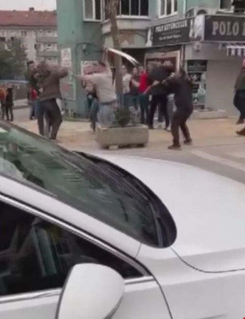 Kılıç çekip üzerilerine yürüdü