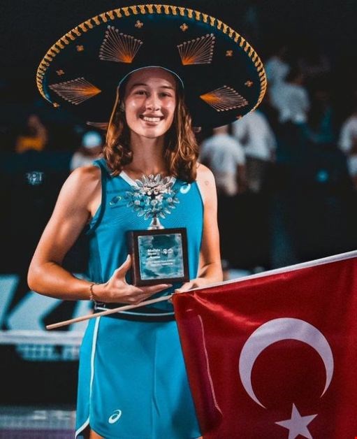 “Muhteşem Zeynep” TENİSTE TARİH YAZDI