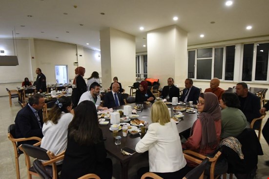 REKTÖR SÖZBİR, HASTANE PERSONELİYLE İFTAR AÇTI