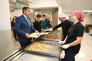 VALİ ASLAN,  ÖĞRENCİLERLE MUTLU !..