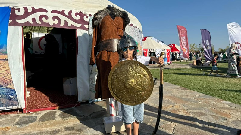 Ahlat’ta kurulan Düzce çadırına büyük ilgi