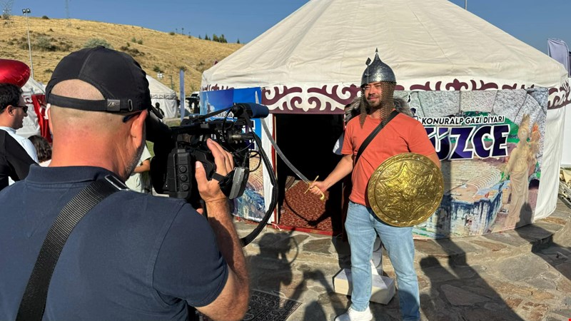 Ahlat’ta kurulan Düzce çadırına büyük ilgi