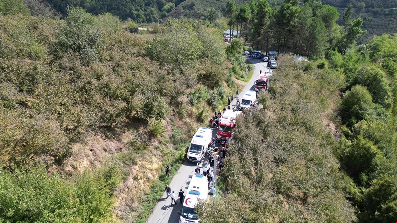 Fındık işçilerini taşıyan minibüs devrildi 6'sı ağır 21 yaralı