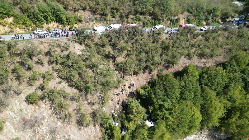 Fındık işçilerini taşıyan minibüs devrildi 6'sı ağır 21 yaralı