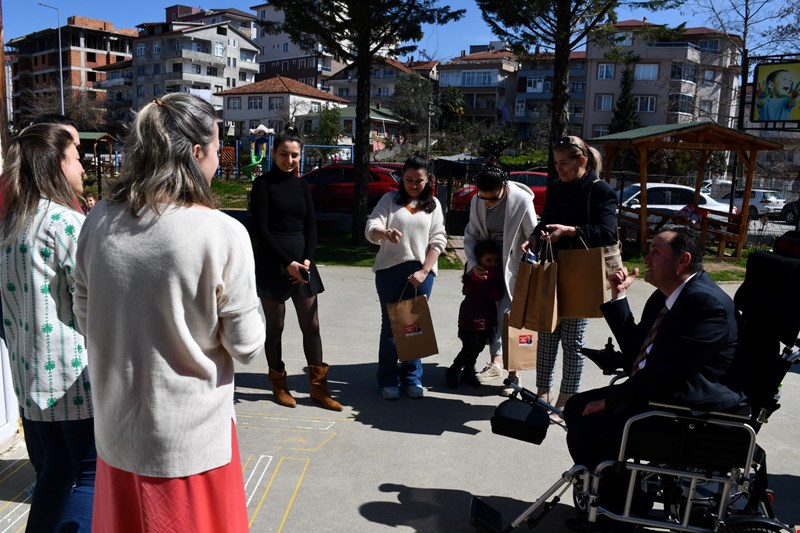 Akçakoca'da öğrencilere ve esnaflara destekler devam edecek