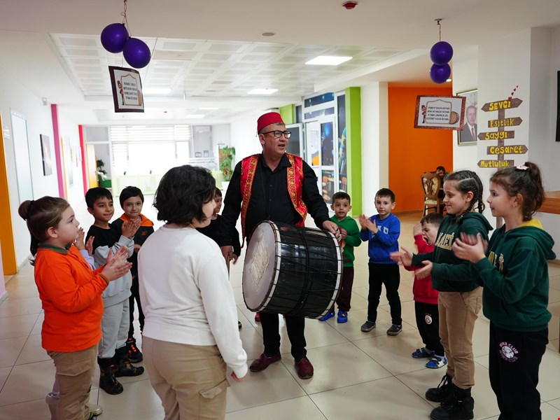 Ramazan Davulcusu çocuk üniversitesinde miniklerle buluştu