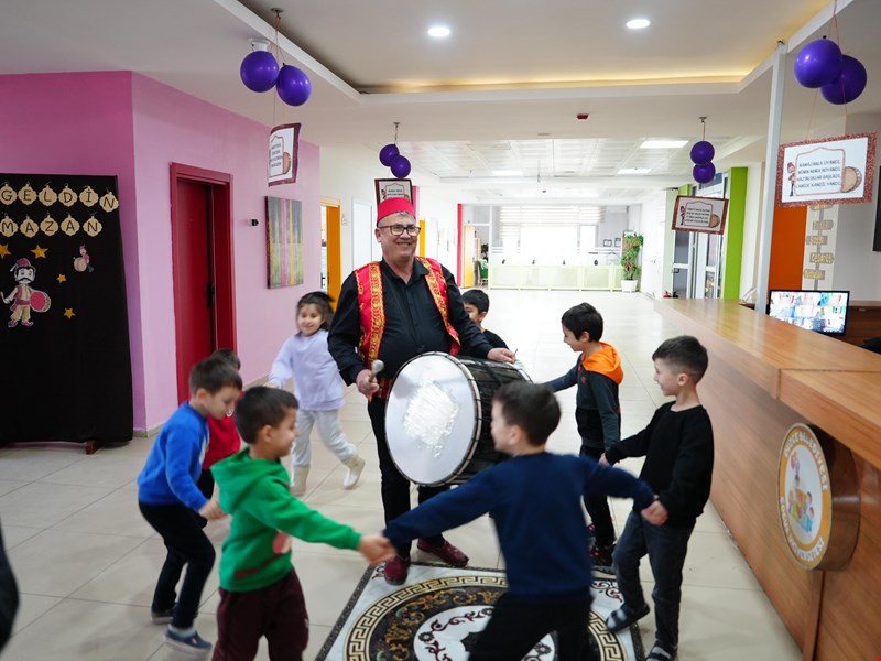 Ramazan Davulcusu çocuk üniversitesinde miniklerle buluştu