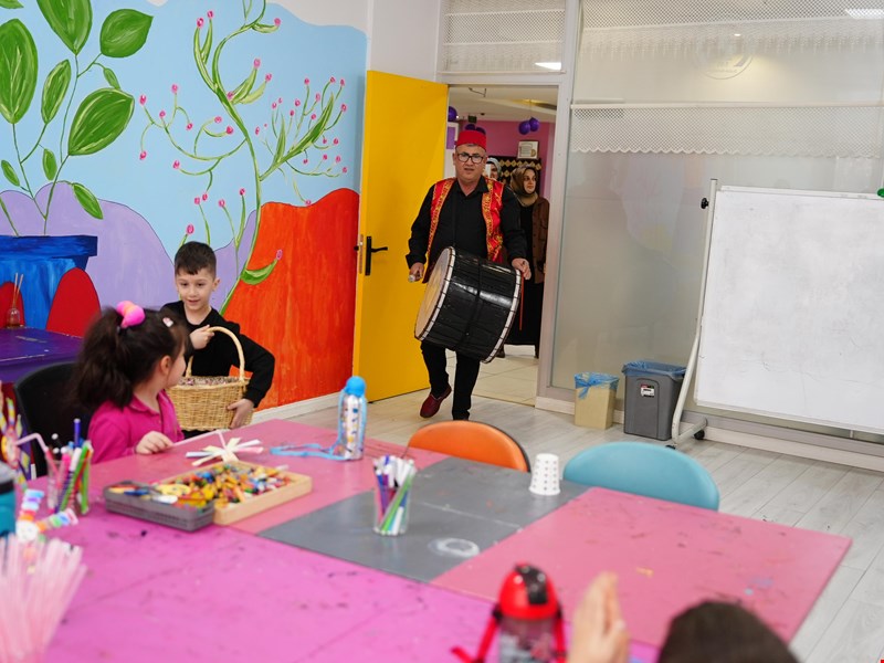Ramazan Davulcusu çocuk üniversitesinde miniklerle buluştu