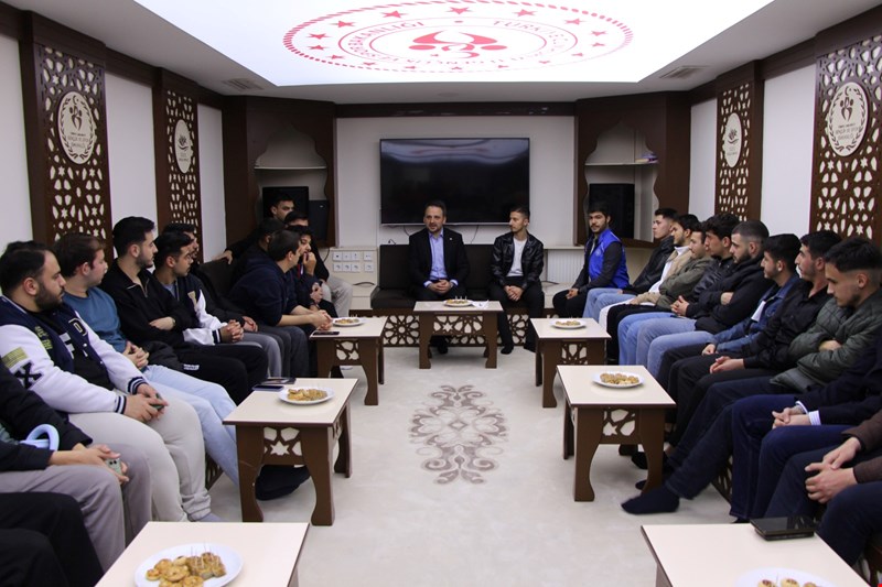 Bakan Yardımcısı Dr.Enes Eminoğlu Gençlerle Bir Araya Geldi