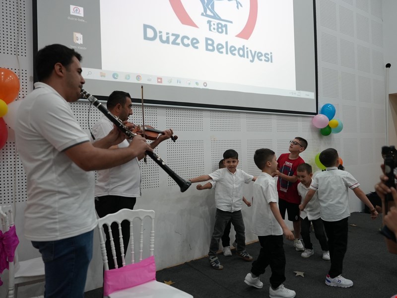 Çocuk üniversitesinde mezuniyet coşkusu