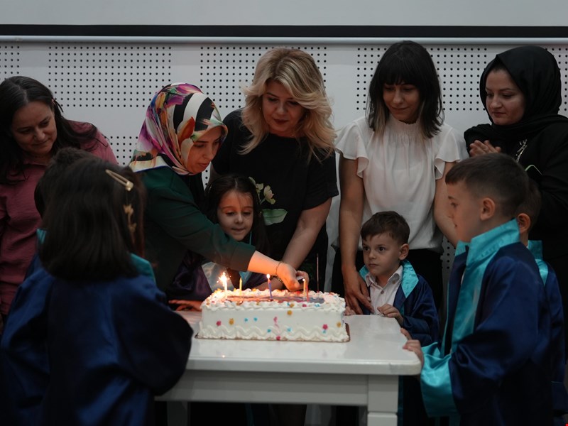 Çocuk üniversitesinde mezuniyet coşkusu