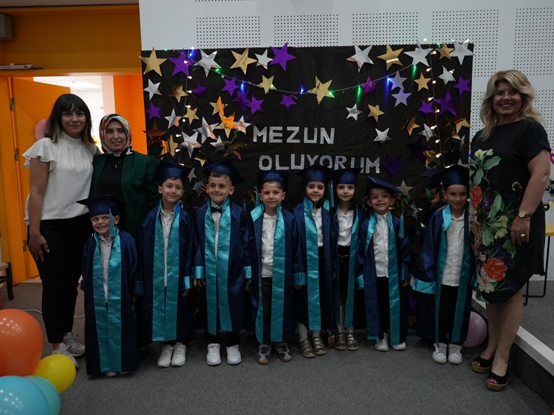 Çocuk üniversitesinde mezuniyet coşkusu