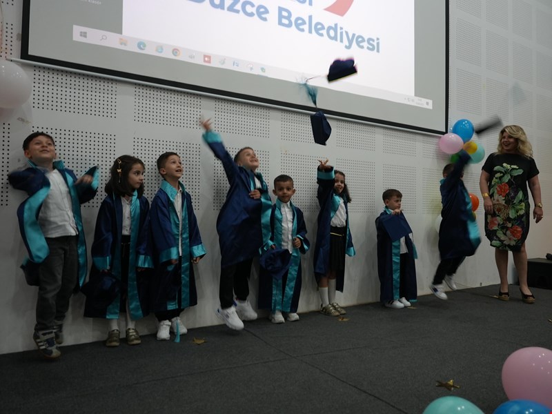 Çocuk üniversitesinde mezuniyet coşkusu