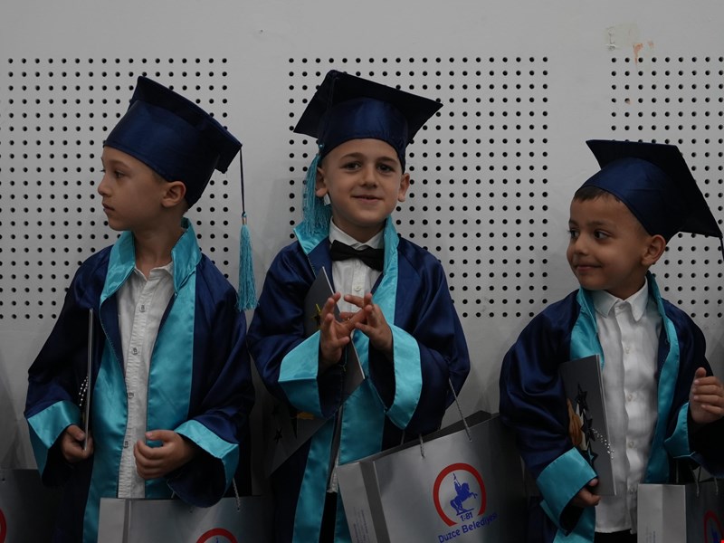 Çocuk üniversitesinde mezuniyet coşkusu