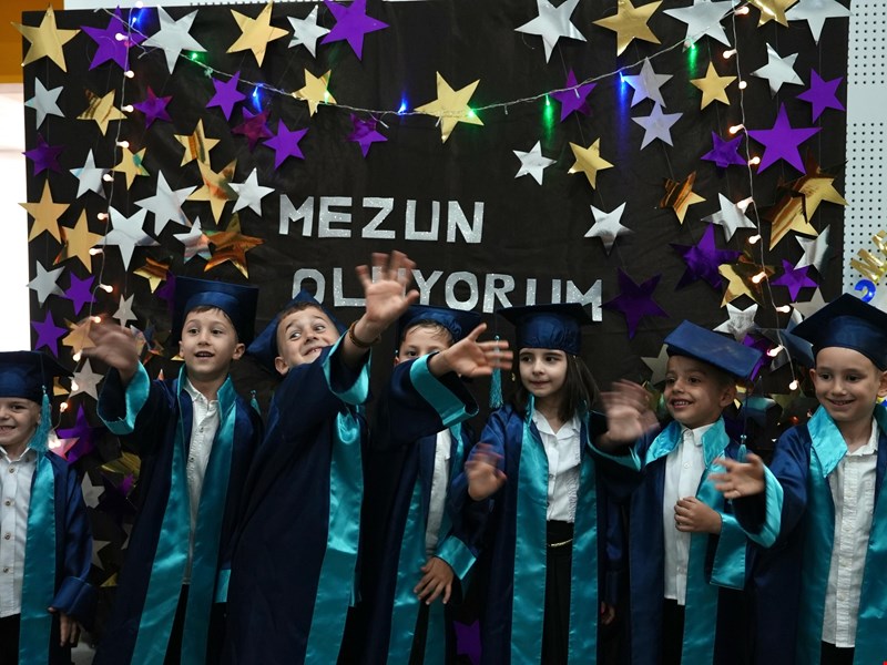 Çocuk üniversitesinde mezuniyet coşkusu