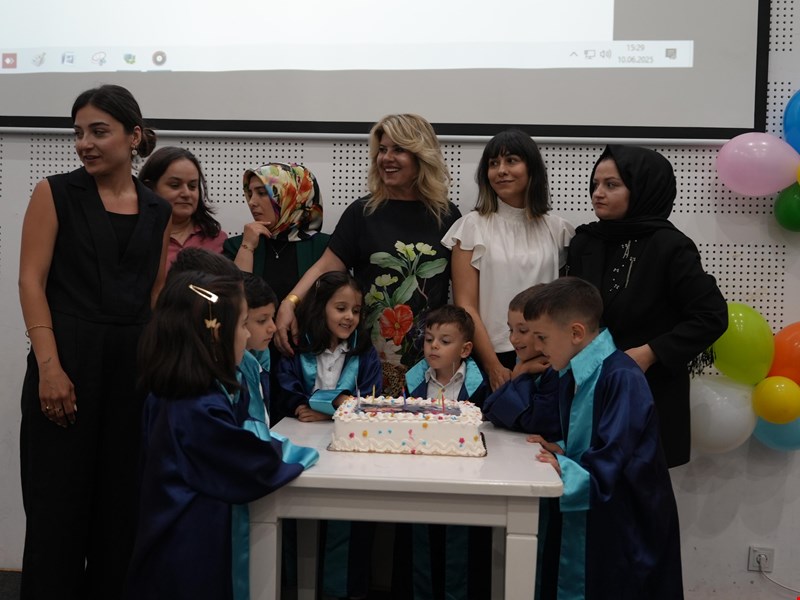 Çocuk üniversitesinde mezuniyet coşkusu
