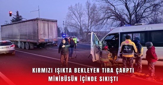 Kırmızı ışıkta bekleyen TIR’a arkadan çarptı, minibüste sıkıştı