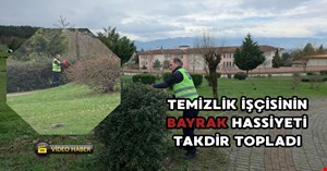 Temizlik işçisi, çalılıklar arasında bulduğu Türk bayrağını yerde bırakmadı