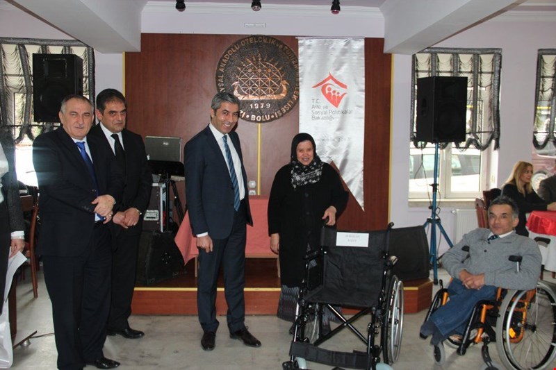 İhtiyaç sahiplerine tekerlekli sandalye dağıtıldı