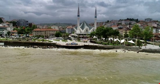 Akçakoca'da denizin rengi değişti