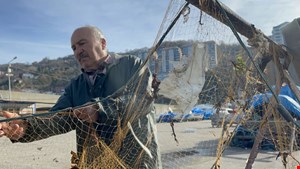 Balıkçılar, ağlarına takılan atıklarla mücadele ediyor