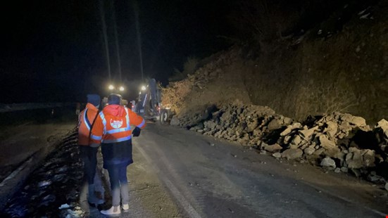 Heyelan nedeniyle kara yolunda ulaşım kontrollü sağlanıyor