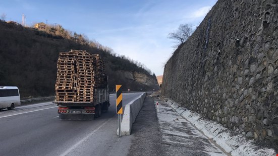 Heyelan sebebiyle Zonguldak' ta kapanan kara yolu ulaşıma açıldı