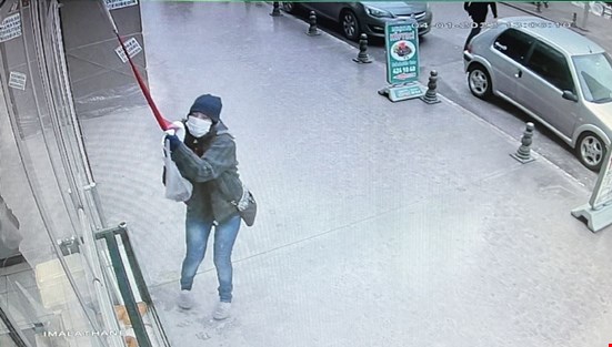 Karabük'te bir iş yerinin camında asılı olan Türk bayrağını indirmeye çalışan kadın gözaltına alındı