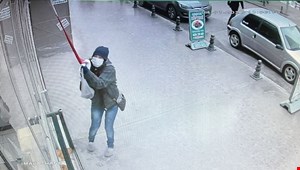 Türk bayrağına el uzatınca 