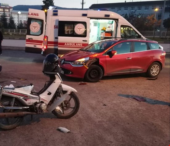 Karabük'te motosikletiyle otomobile çarpan sürücü yaralandı.