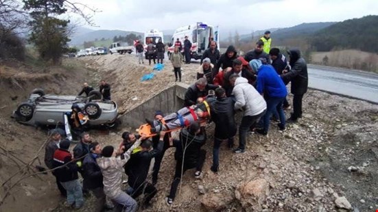 Kontrolden Çıkan oto Şarampole yuvarlandı