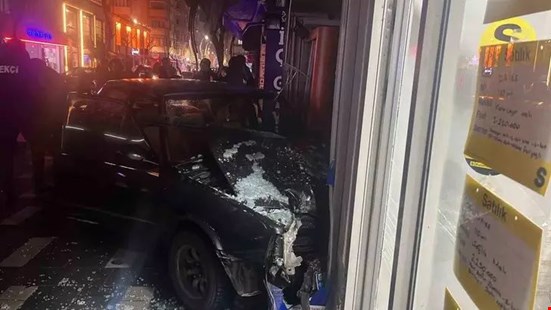 Kontrolden çıkan otomobil'in feci kazası :İki Dükkan Paramparça Oldu!