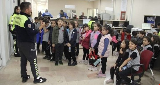 POLİSLERLE MİNİKLER KEYİF DOLU ANLAR YAŞADI.