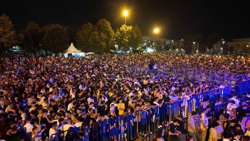 5.GÜN SAHNESİNDE BURAK KİNG VE TEFO-SEKO SEVENLERİ İLE BULUŞTU