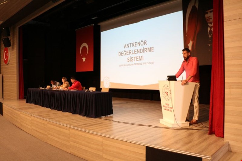 Antrenör Değerlendirme Toplantısı Yapıldı