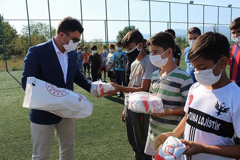 Çocuklara spor malzemesi yardımı