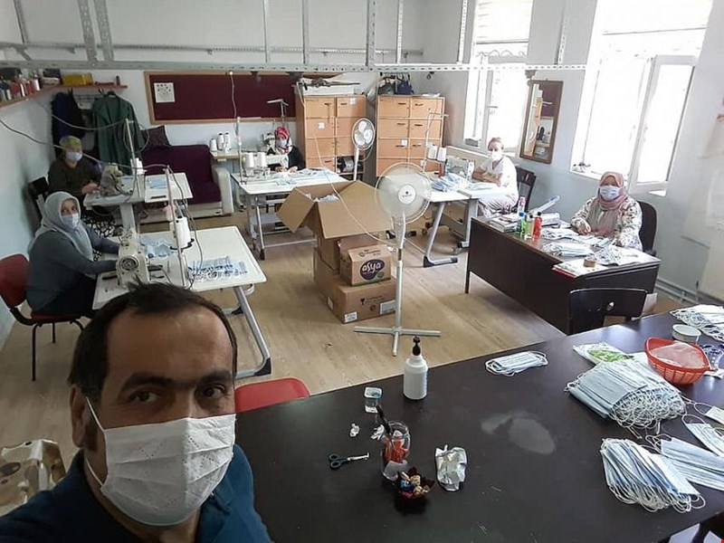 GÖLYAKA HEM ÖĞRENCİLER İÇİN MASKE DİKİYOR