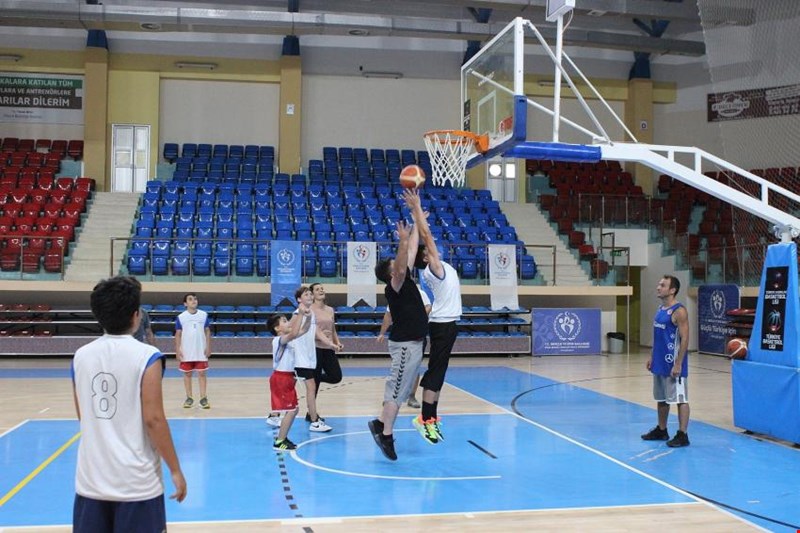 YAZICI GENÇLERLE BASKETBOL OYNADI