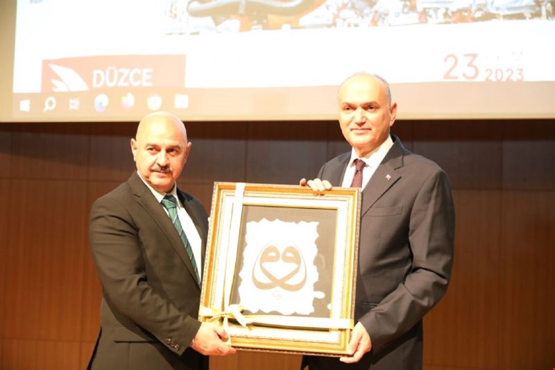 BAŞKAN ÖZLÜ SANAYİ VE TEKNOLOJİ KONFERANSINDA KONUŞTU
