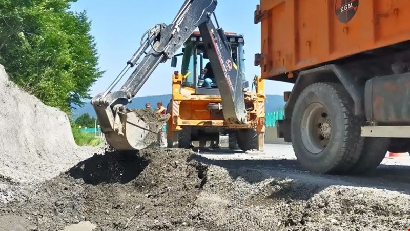 D-100 KARAYOLUNDA TOPRAK KAYMASI TRAFİĞİ FELÇ ETTİ: ANKARA-İSTANBUL ARASI ULAŞIM İÇİN EKİPLER GECE GÜNDÜZ ÇALIŞIYOR
