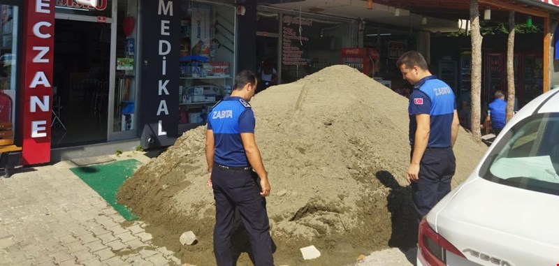 DÜKKAN ÖNÜNE KUM DÖKEN ŞAHSA 30 BİN TL CEZA