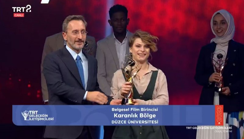 DÜZCE ÜNİVERSİTESİ TRT GELECEĞİN İLETİŞİMCİLERİ YARIŞMASI’NDAN HEM BİRİNCİLİK HEM ÜÇÜNCÜLÜK ÖDÜLÜYLE DÖNDÜ.