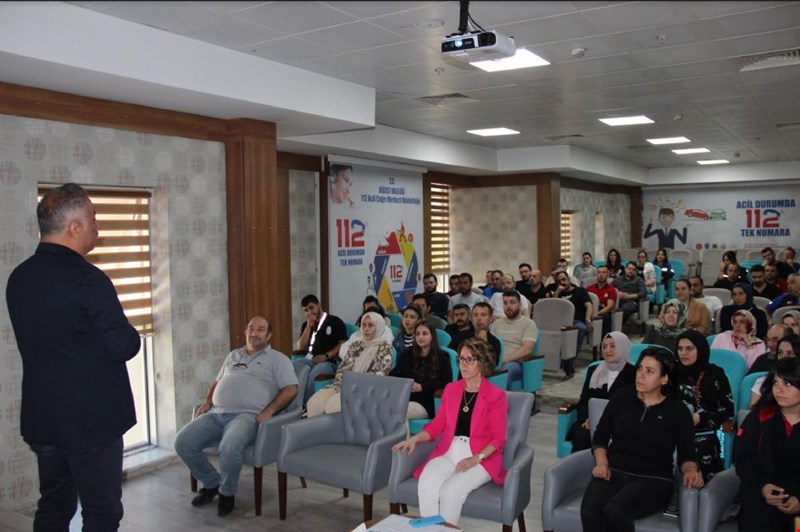 Düzce Üniversitesi Sanat Tasarım ve Mimarlık Fakültesi Dekanı’ndan Diksiyon ve Etkili Konuşma Üzerine Seminer